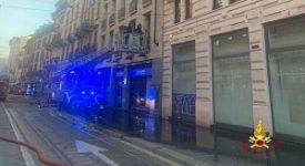 Ragazza salvata dal tetto di un palazzo in fiamme