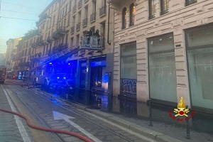 Ragazza salvata dal tetto di un palazzo in fiamme