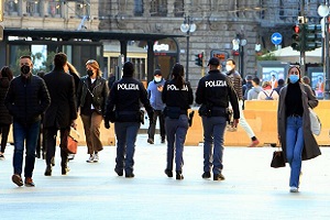 Da settembre 250 agenti di più in strada Nordafricani rubano orologio a turista