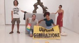 Blitz ambientalisti: giovani incollati alla scultura di Boccioni