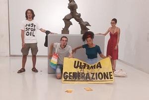 Blitz ambientalisti: giovani incollati alla scultura di Boccioni