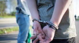 Mamma con bimbi rapinata: due arrestati