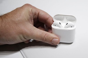 Airpods rubati geolocalizzati in Questura in tasca ad un algerino in arresto