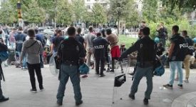 Senegalese palpeggia ventenne: arrestato