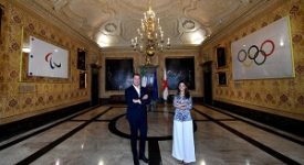 Le bandiere olimpiche a Palazzo Marino