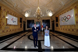 Le bandiere olimpiche a Palazzo Marino