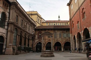 Ipotesi recinzione per la Loggia dei Mercanti Vandalizzata Loggia dei Mercanti. De Corato: il Comune non ascolta nemmeno l'ANPI