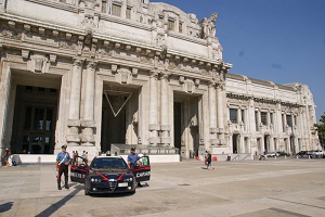 Bloccano borseggiatore e vengono accoltellati