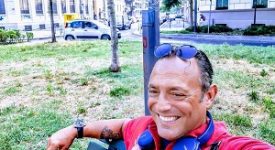Campione d'arti marziali blocca molestatori