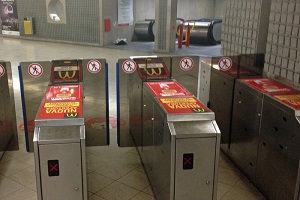 Straniero senza biglietto aggredisce dipendente ATM