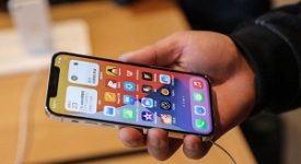 A marocchino suona telefono rubato mentre è in Questura