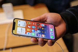 A marocchino suona telefono rubato mentre è in Questura