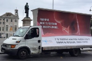 Cartellone pro vita fatto oscurare dal PD