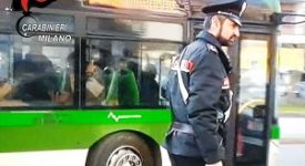 Urina a bordo di autobus e aggredisce carabinieri