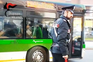 Urina a bordo di autobus e aggredisce carabinieri