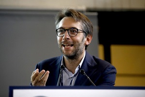 Maran: Fontana impiegato che aspetta ok segretario