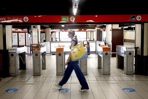 Marocchino aggredisce e ferisce due dipendenti Atm