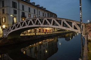 Lancio bottiglia e rissa nella notte ai Navigli: 2 feriti