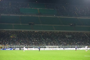 Individuati alcuni dei responsabili delle violenze a San Siro Tifosi denunciano: forzati a uscire da curva dopo morte capo ultrà