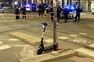 Cade dal monopattino: sedicenne in coma