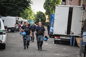 Iniziato lo sgombero degli abusivi da Via Bolla