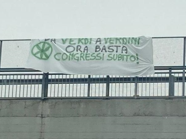 I leghisti gliele cantano alla Lega