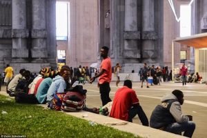 50.000 stranieri molesti imperversano per la città
