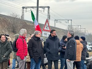 Agricoltori bloccano la A1