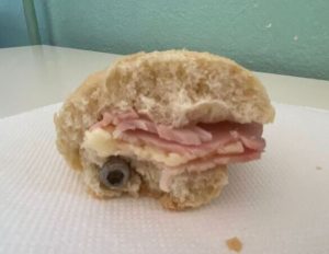 dopo i bulloni ora la plastica nel pane delle mense scolastiche