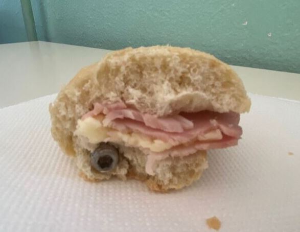 dopo i bulloni ora la plastica nel pane delle mense scolastiche