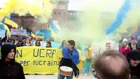Ucraini in marcia per ricordare i due anni dall'inizio della guerra