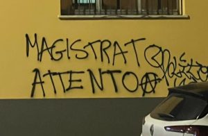 dagli anarchici vandalismi e minacce ai magistrati