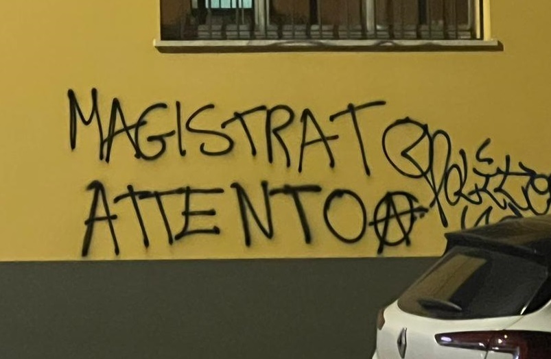 dagli anarchici vandalismi e minacce ai magistrati