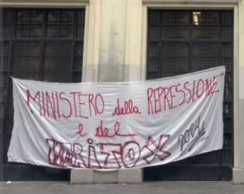 Studenti occupano il Parini, Prof li prende a ombrellate