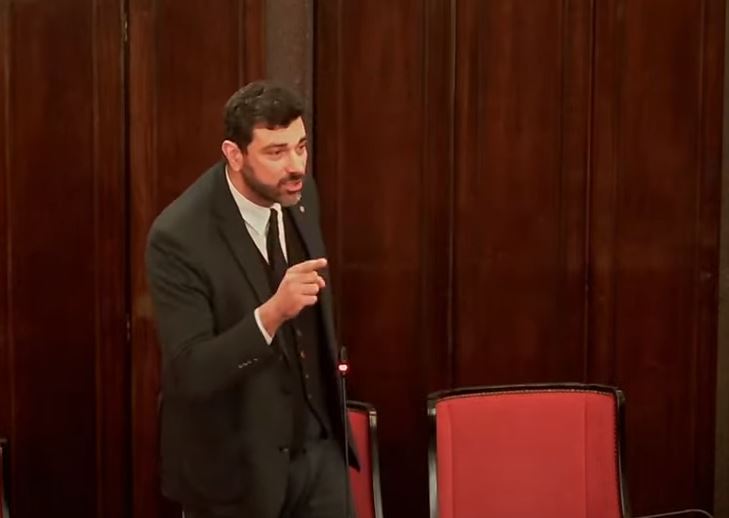 Corpi estranei nei pasti dei bambini: bagarre in aula