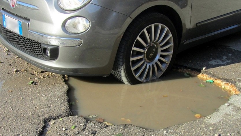Buche nelle strade. Centrodestra all'attacco di Sala