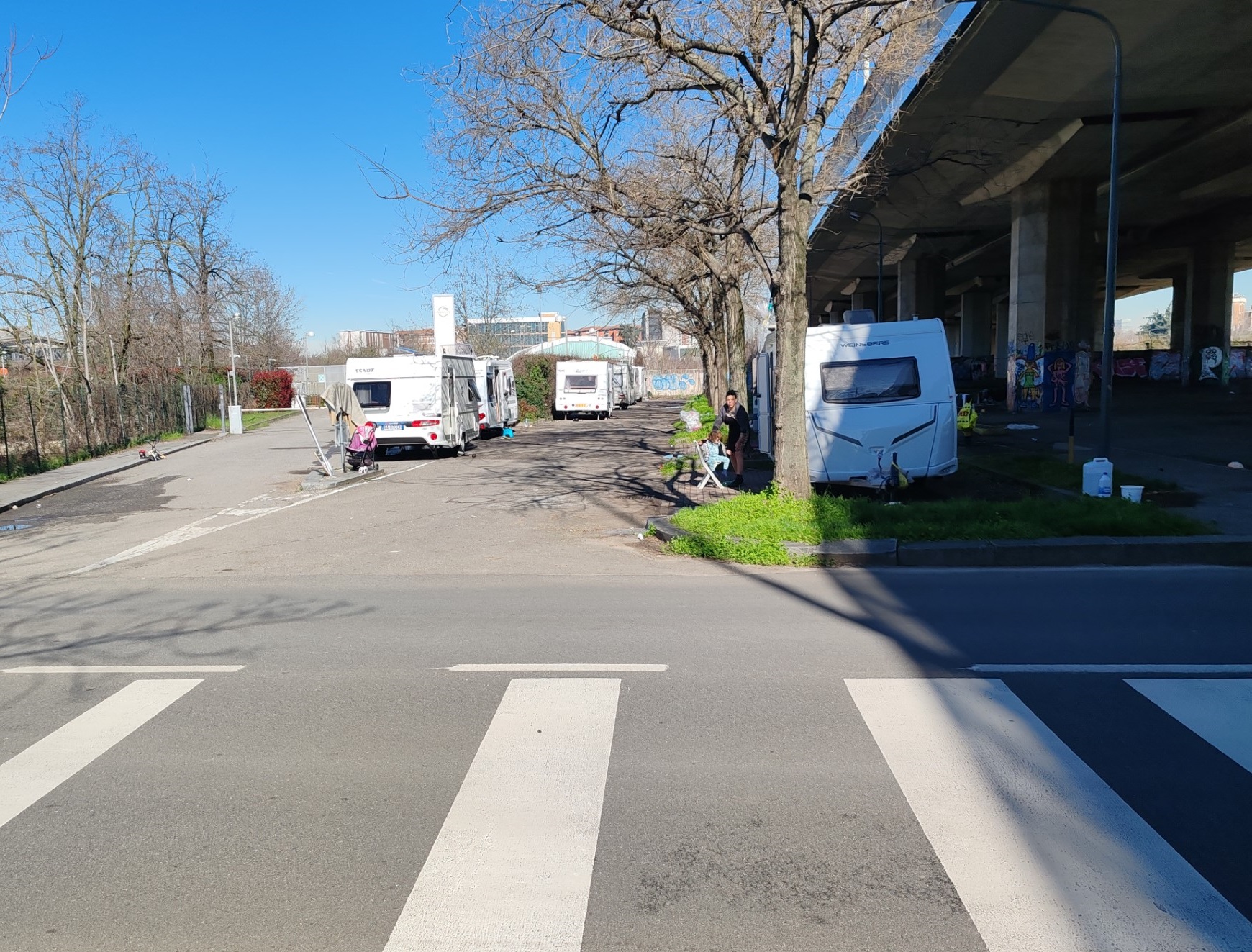 accampamento ROM sotto la tangenziale