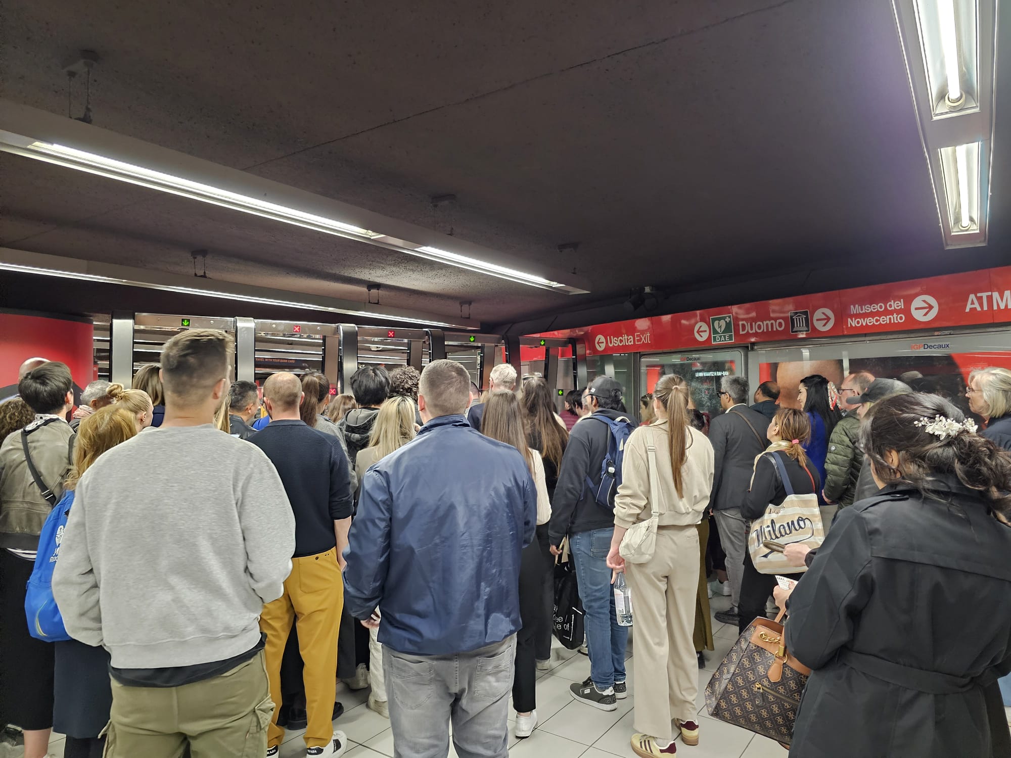 prima di andare all'estero si risolvano i problemi di Milano