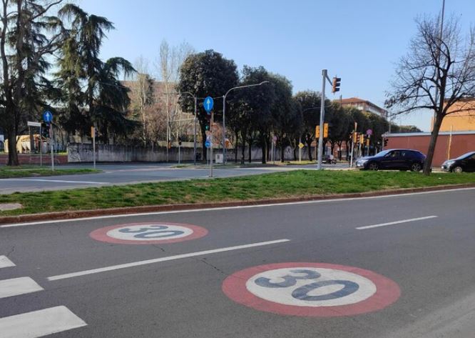 Cento strade a 30 all'ora davanti alle scuole