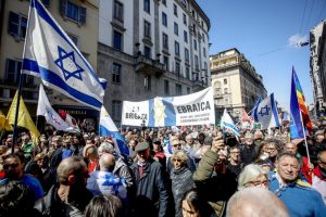 Otto nordafricani denunciati e uno arrestato per l'attacco alla Brigata Ebraica