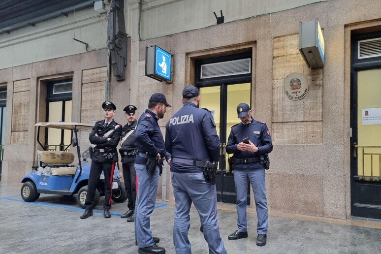 Egiziano da in escandescenza in Centrale. La polizia gli spara